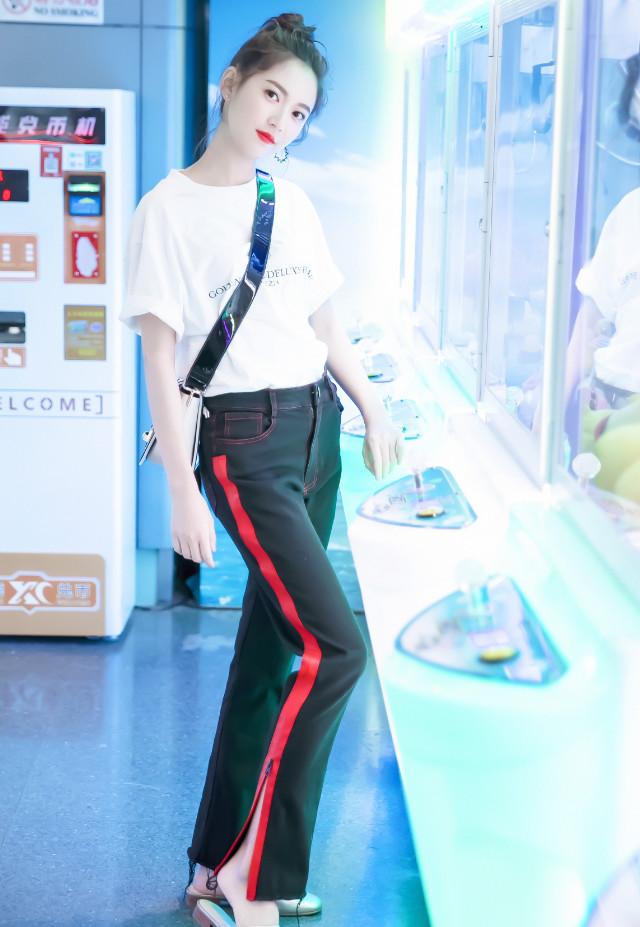 赵敏扮演者陈钰琪亮相,穿搭朴素却显气质,有点