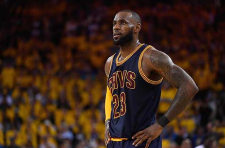 2018NBA总决赛第一场裁判漏判,追梦对詹姆斯