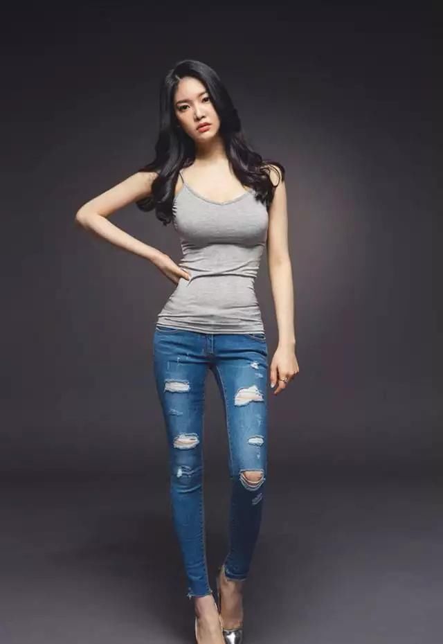 抖音里穿牛仔裤的美女