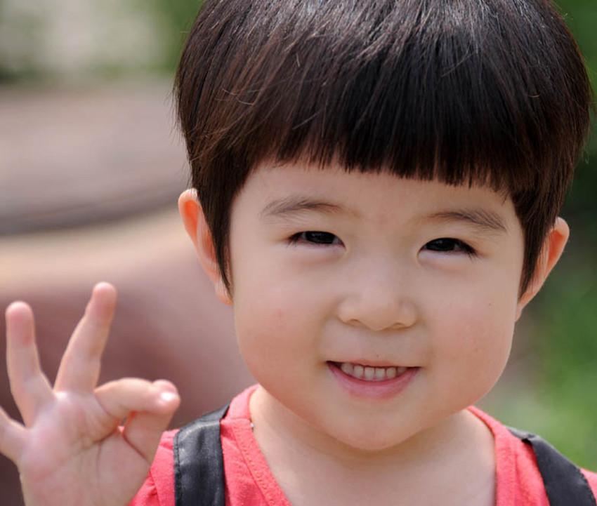 小孩无故得了荨麻疹, 大人掀开小孩的床垫后知