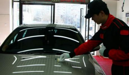 汽车保养要小心了,抛光打蜡可能对车漆造成损