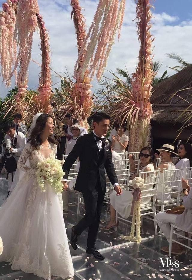 明星婚鞋盘点 | 杨颖穿的 Cinderella 水晶鞋要3