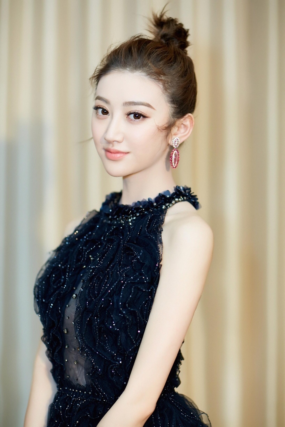 景甜 时尚美照,身穿黑色礼服,简约优雅气质尽显