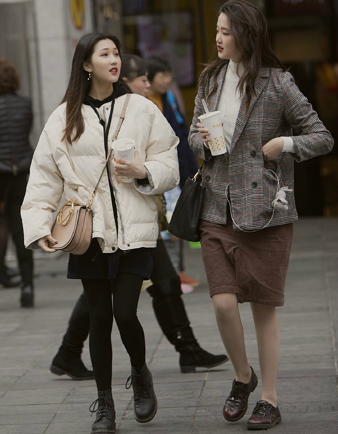 路人街拍,长沙女孩,穿着时尚,性格开朗,很招人喜欢