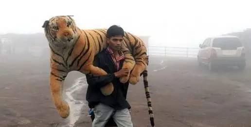 印度瘪三好寒酸，一把手一辆私人座驾用了20年还舍不得换！