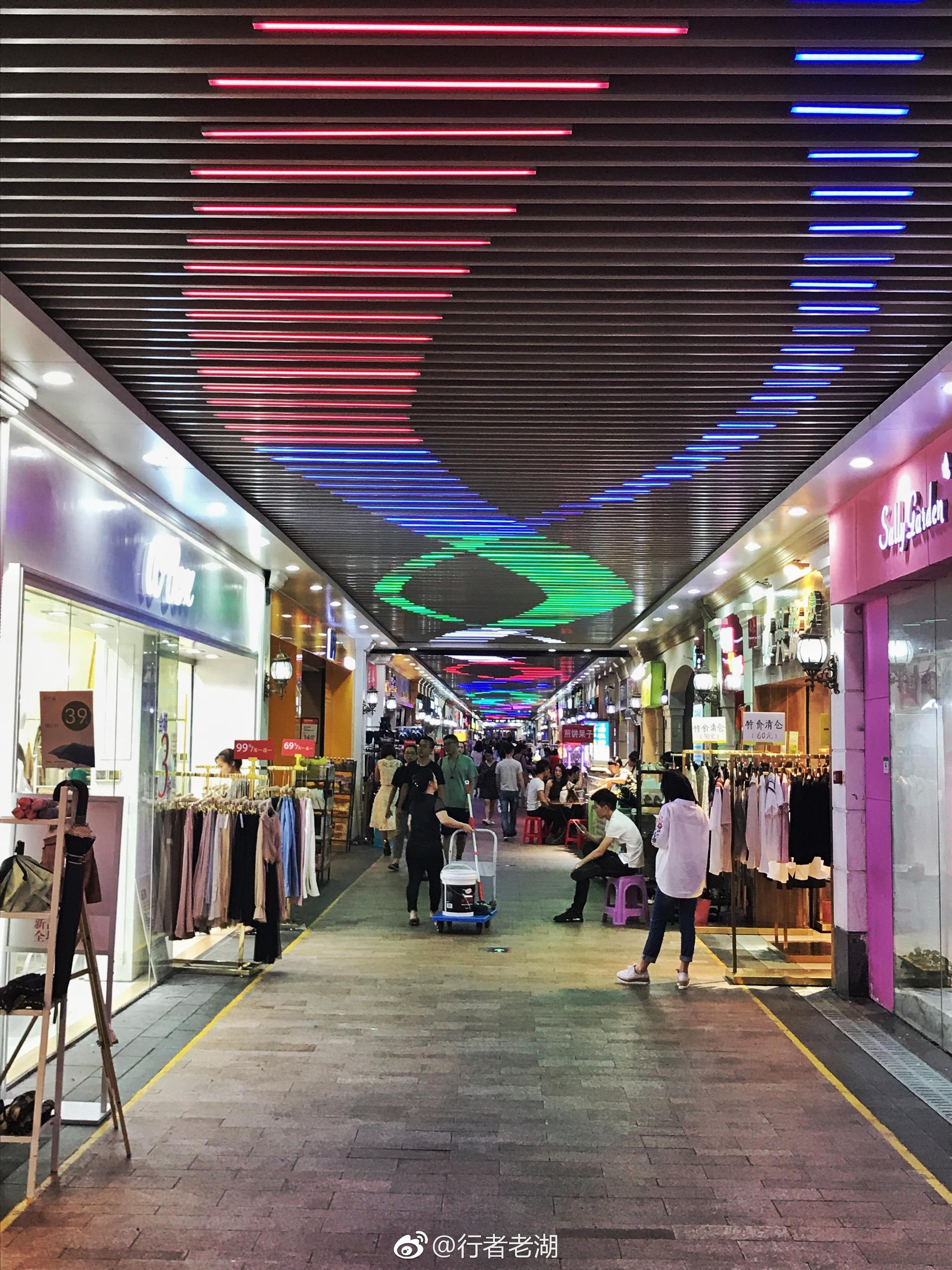 深圳地铁站里有许多地下商业街,只是小摊小店,但都有特色