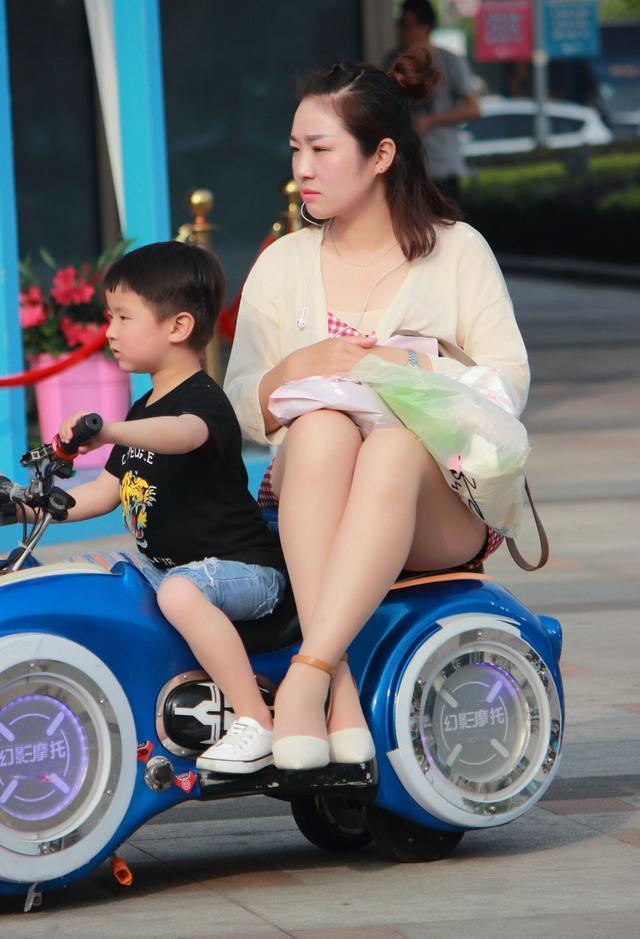 街拍美女: 辣妈超美, 超有气质, 头发披下来的样子真好看