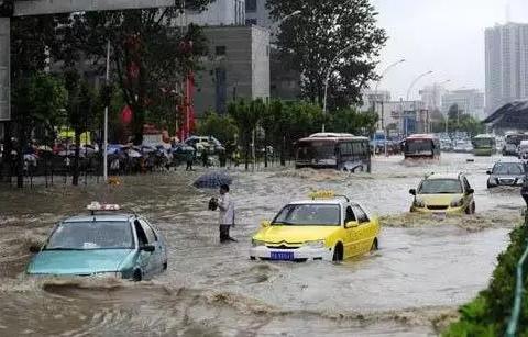 几款涉水深度近1000mm的越野车推荐，还怕暴雨天不能出行？