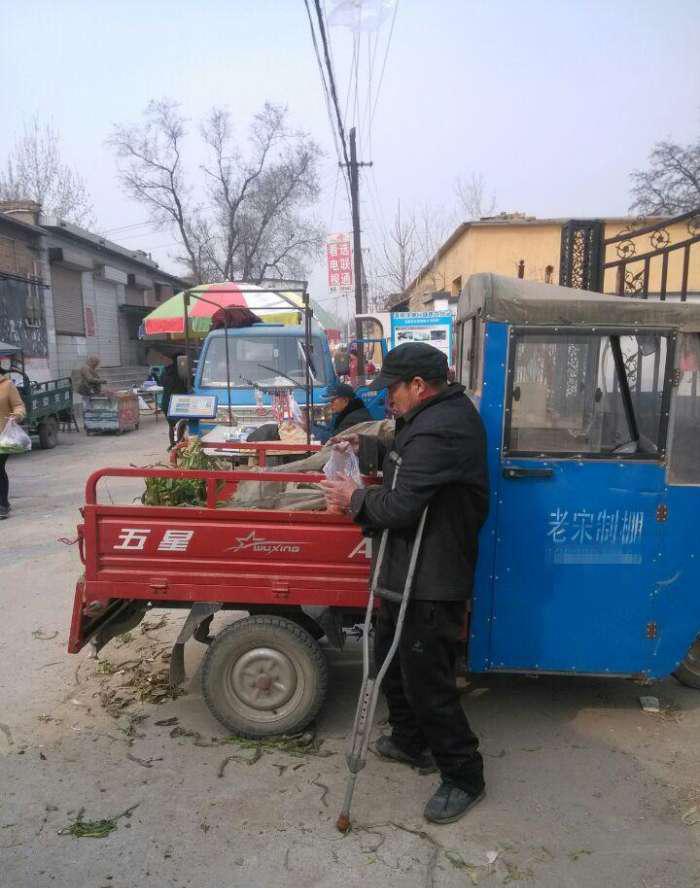 男子假装残疾人卖菜: 利用大家的同情心卖完, 事