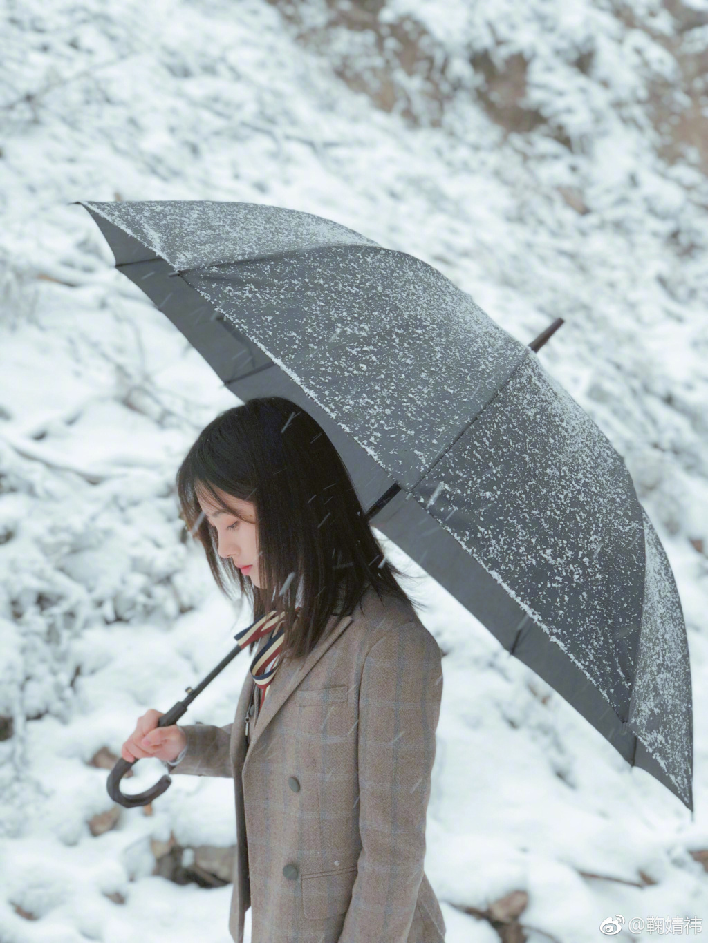 鞠婧祎 一组雪地写真,撑起雨伞漫步在雪中,露出甜美可爱的笑容