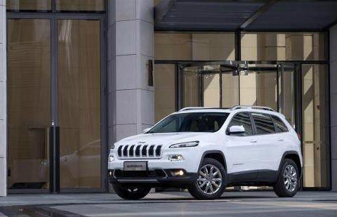 Jeep自由光和自由侠相比较，买哪个比较好