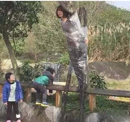 搞笑图片幽默段子笑话:妹子,你这是犯啥事了呢,被绑在