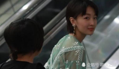 周冬雨身着绿色透视装亮相遭网友白眼：没料，没看头！