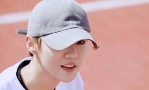 鹿晗张韶涵,张韶涵我最喜欢的歌就是快乐崇拜!和我鹿晗一起唱?