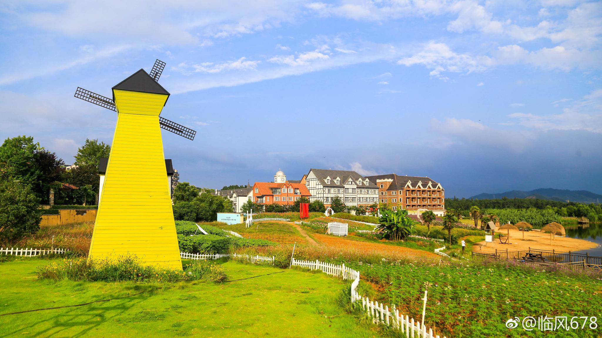 杭州径山依山郡风情小镇,这里有沙滩,风车,花海,游艇,风景秀丽