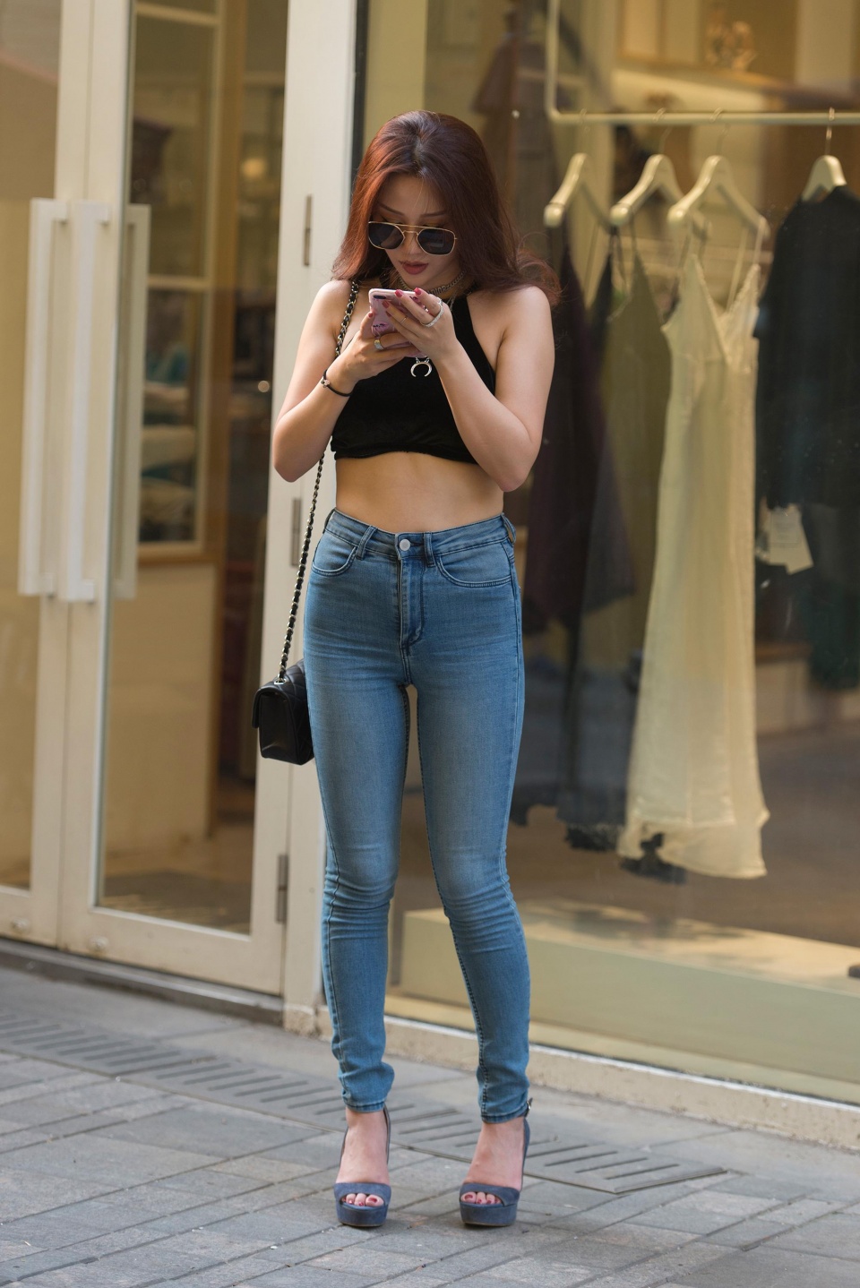 街拍身材很棒的紧身牛仔裤美女 长发时尚长腿女神