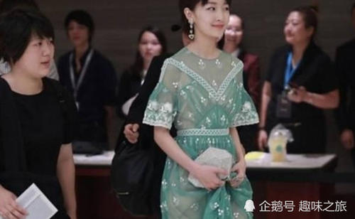 周冬雨身着绿色透视装亮相遭网友白眼：没料，没看头！