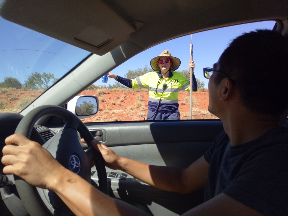 每天在路边举牌8小时,一年能挣75万元!这样的