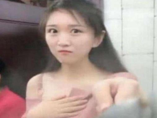 爆红抖音的牛肉西施,弯腰动作让网友受不了