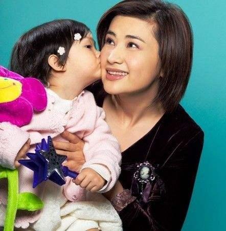 她是著名美女主持人，嫁给大25岁老公，如今51岁被宠成公主！