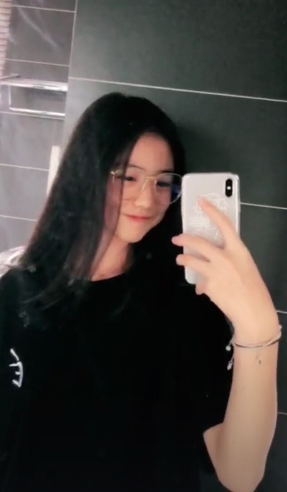 汪峰大女儿翻唱李荣浩作品,13岁的小苹果人美歌甜天赋异禀