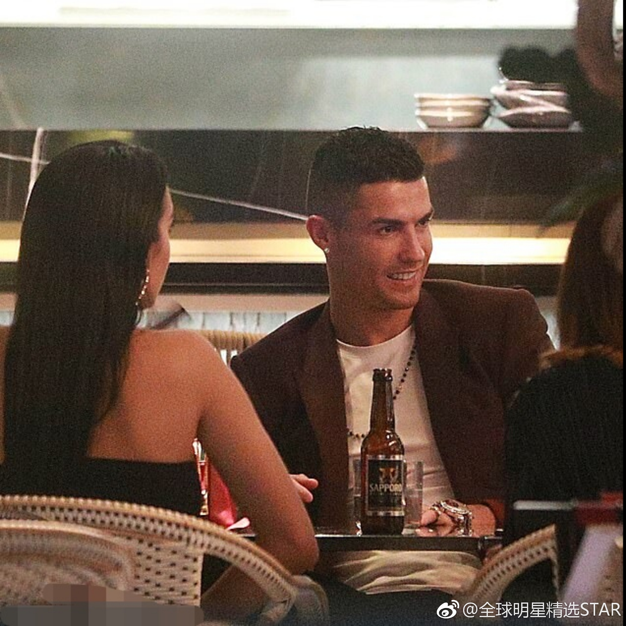 足球巨星C罗与女友乔治娜享受奢侈晚餐,光红酒