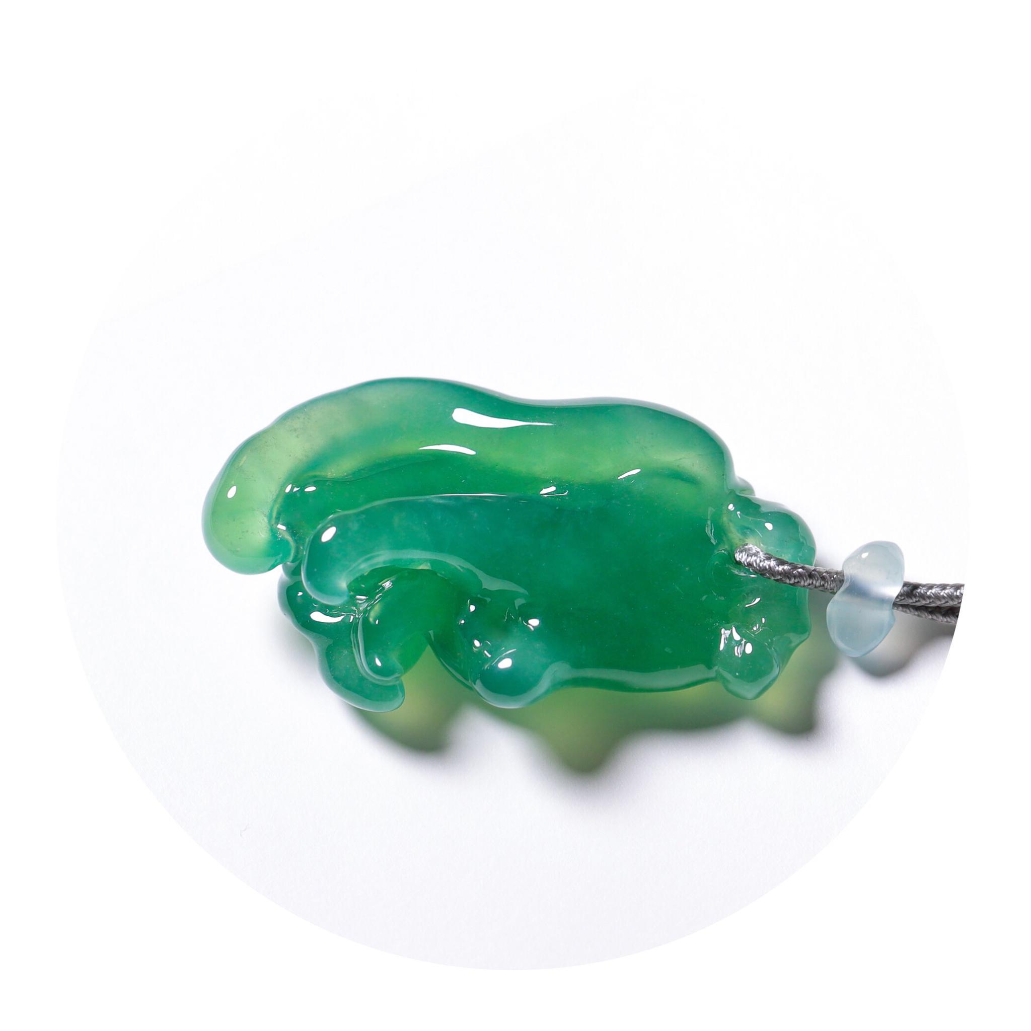 佛手拈花静,杨枝滴露轻。步步皆禅宇,平凡即圣