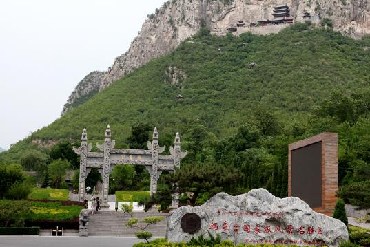 娲皇宫为中国神话传说女娲的娘娘炼石补天,抟