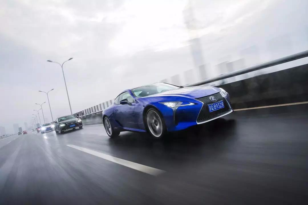雨天更考验驾驶技术 试驾雷克萨斯LS LC双旗舰车型