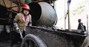 在工地上的干活女人,收入比男的少,男女混住,隐