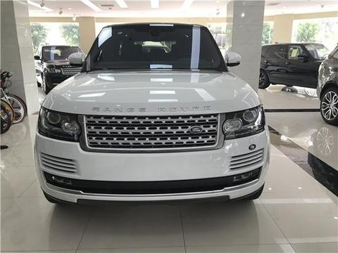 17款路虎揽胜行政凸显悬浮式车顶设计提升了车身线条的灵动和优雅