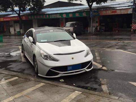 买了一辆现代索纳塔八 改成了法拉利的样子