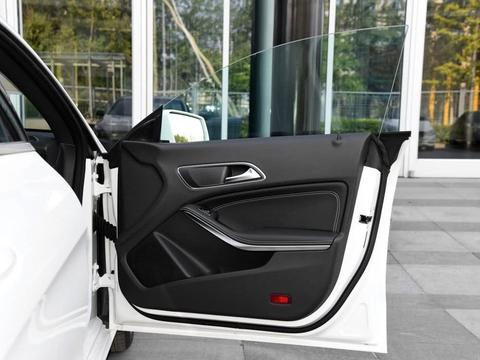 奔驰这款轿跑纯进口，无框车门配7AT才卖25万，比全新大众CC值