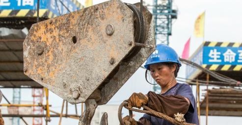 在工地上的干活女人,收入比男的少,男女混住,隐
