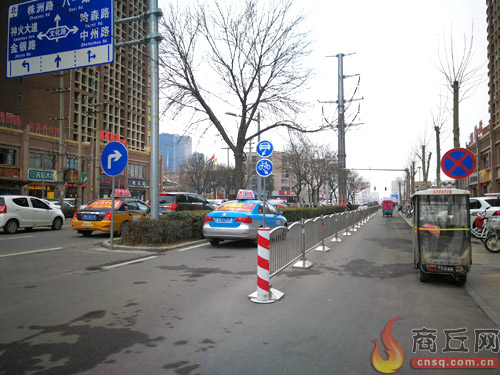 交警:增设右转专用车道 缓解交通压力