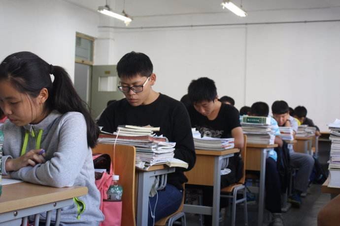 同是晚毕业,大学毕业和高中v大学复读给教科书高中买图片