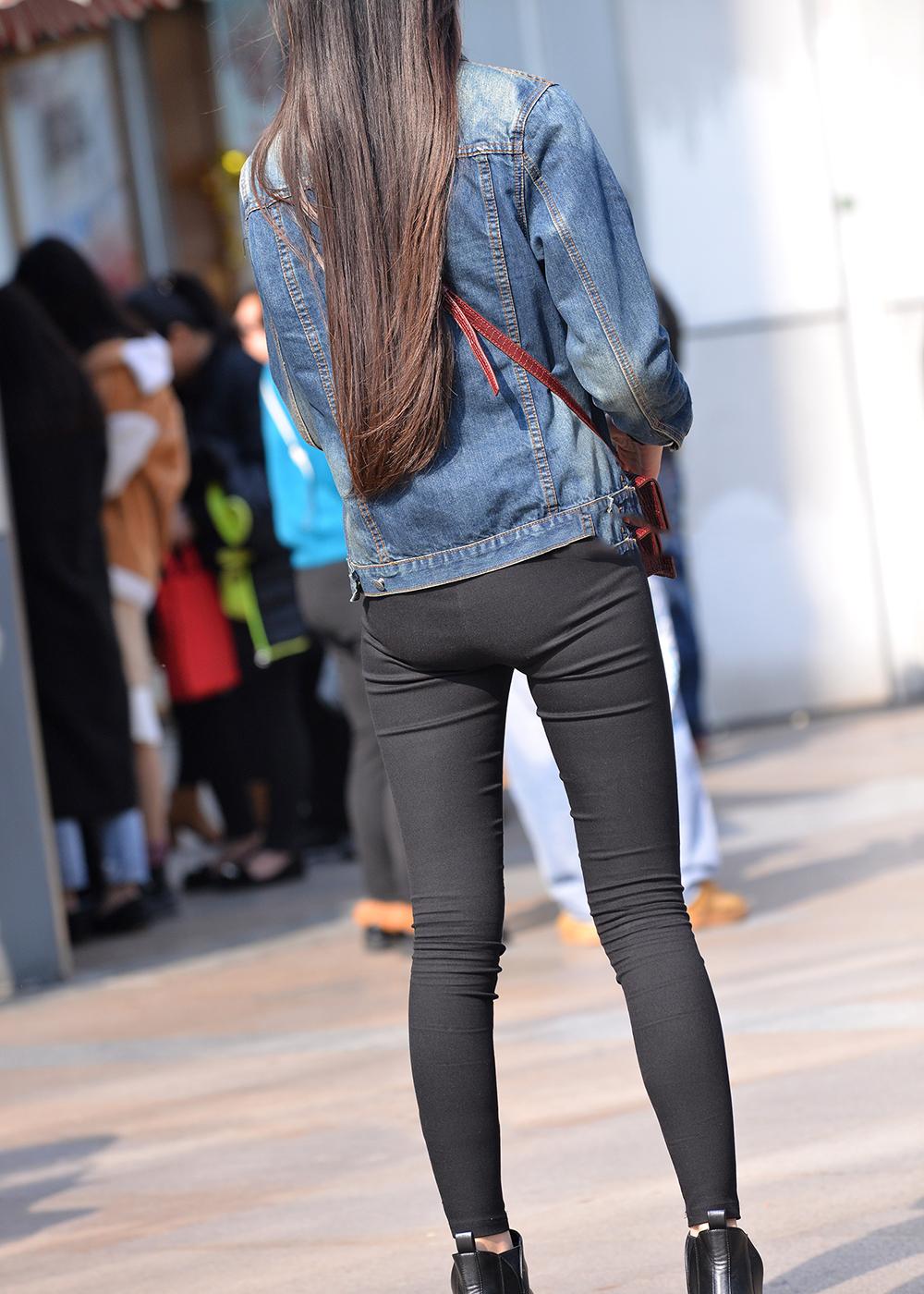 街拍女神: 艳阳下的长腿美女, 黑色紧身裤就像秋裤!