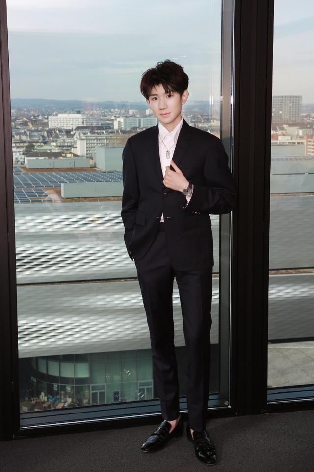 王源瘦得只剩下骨头了