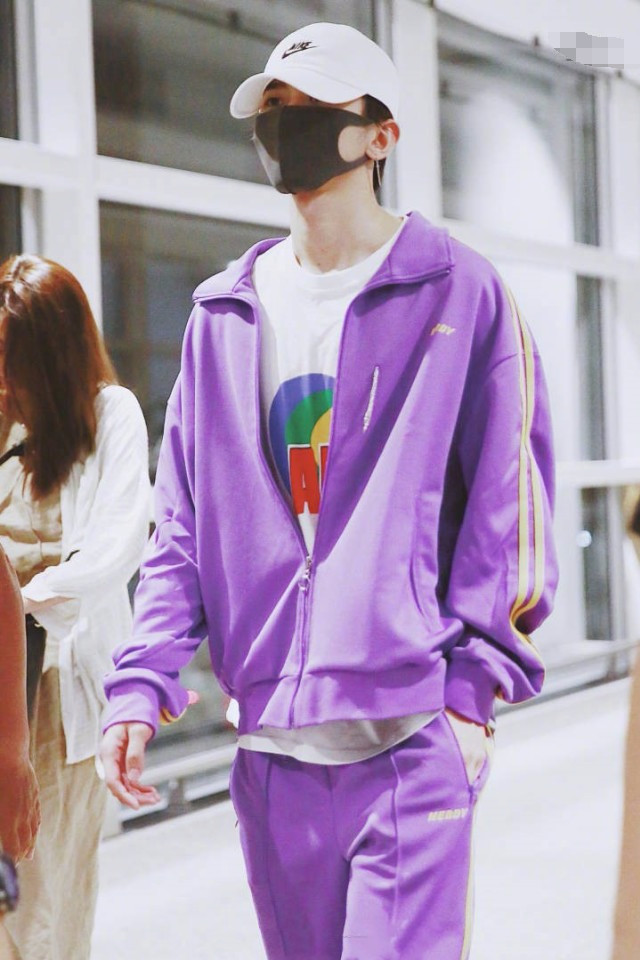蔡徐坤身穿紫色休闲运动装现身机场,网友:原来紫色才最适合他!