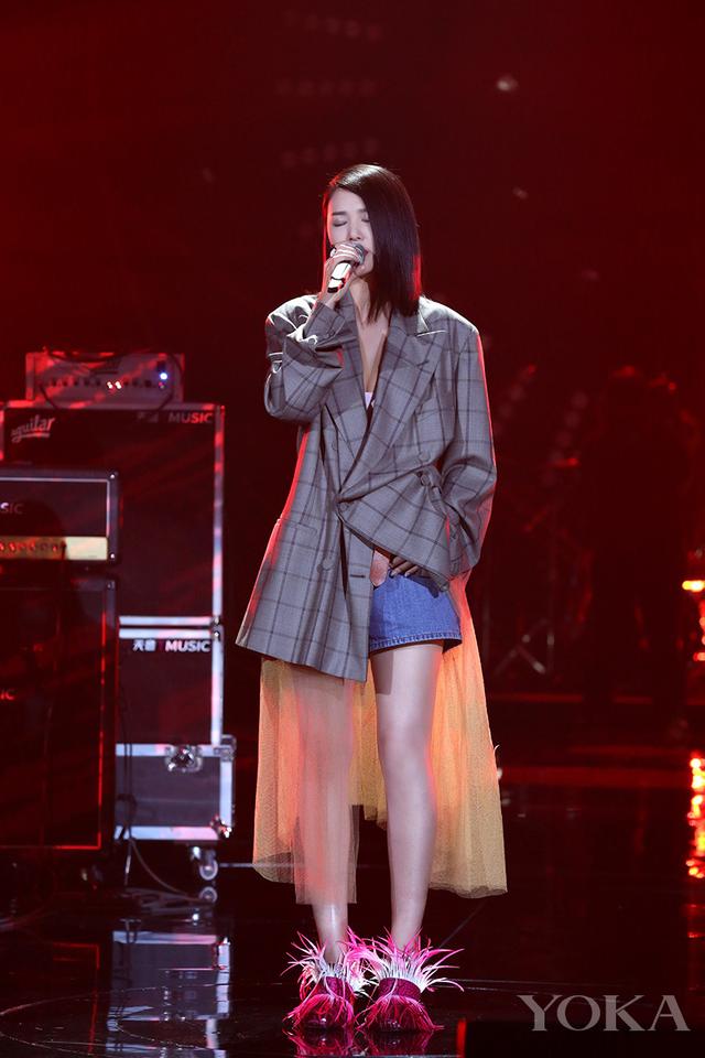 谭维维绿色运动装现身机场，露花臂纹身惹争议!