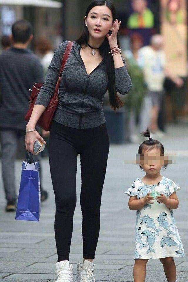街拍辣妈 素颜出街的辣妈美女 丰韵十足 连花季少女都要
