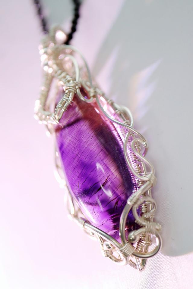 三轮骨干紫发晶是什么?有什么功效和作用?