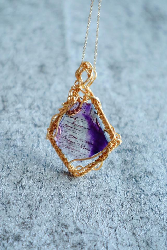 三轮骨干紫发晶是什么?有什么功效和作用?