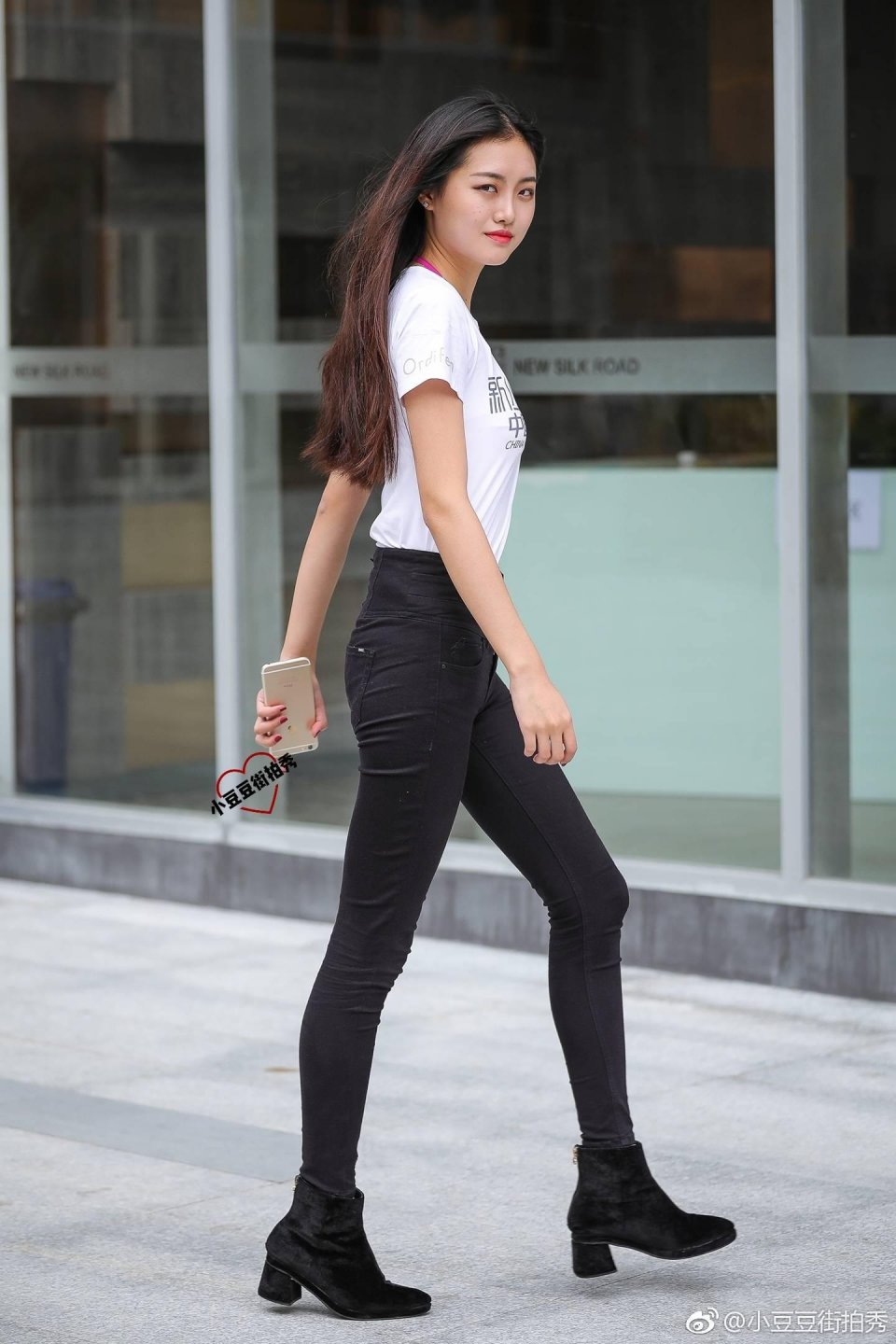 街拍:模特大赛上的美女姐姐,笑容满面很漂亮,身段那么