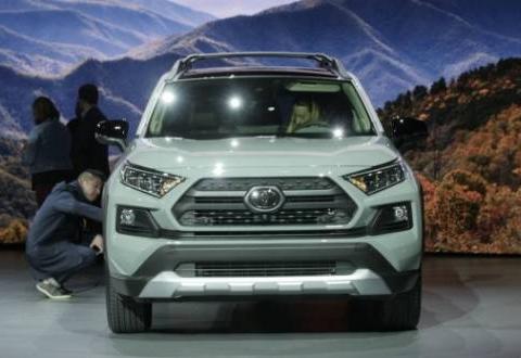 全新丰田RAV4发布，配2.5L混动+四驱，车主：后悔买途观