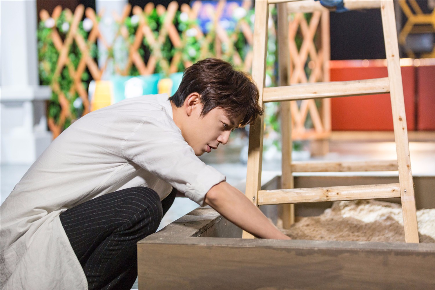 《我是大侦探》回归狗镇布景 邓伦张若昀针锋