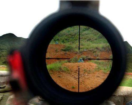 狙击手在瞄准镜中看到什么最怕?眼前一幕汗毛