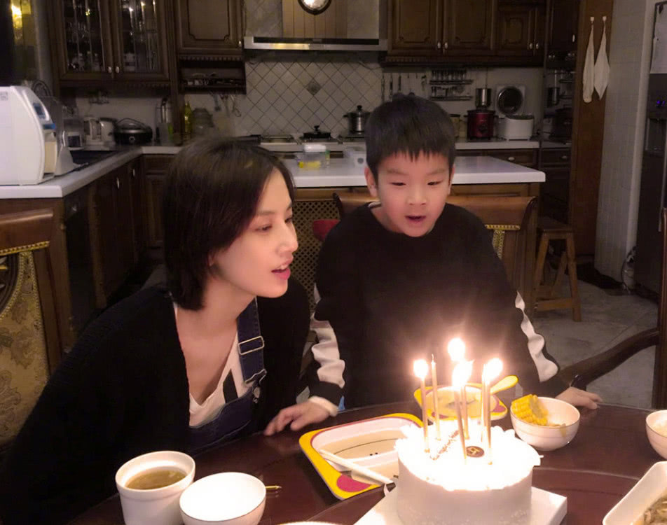 黄圣依和儿子相处尴尬 奶奶却实力宠孙 为安迪建游乐场建滑雪场!