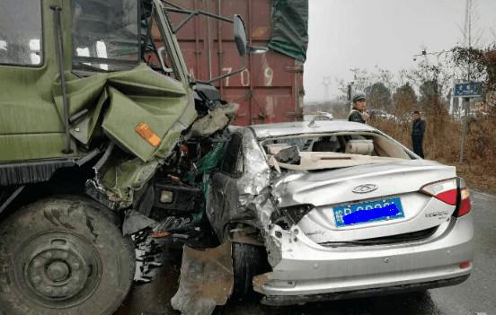 艾瑞泽7和大货车相撞，国产车的质量非常牛，没让大货车占上风！