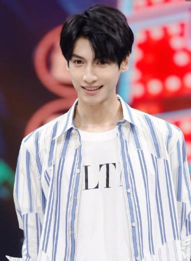 罗云熙玩游戏时的姿势很特别,一般腿短的人根